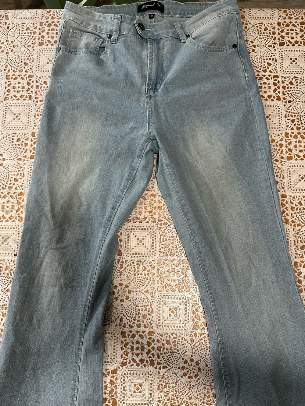 Beyond Us Women’s Size 10 Light Wash Straight Leg Jeans Casual Denim Pants
